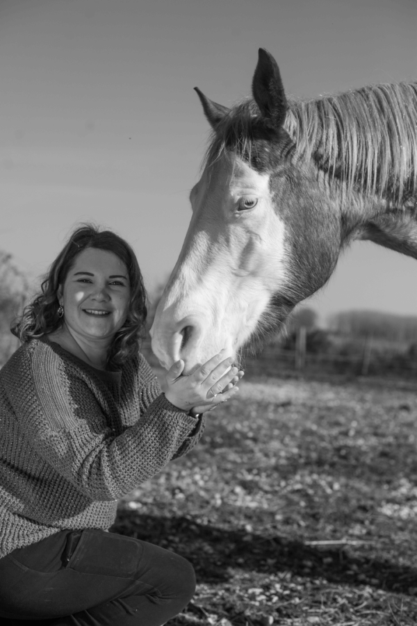 cheval juste et celine bescher qui font un calin osmose mediation animale