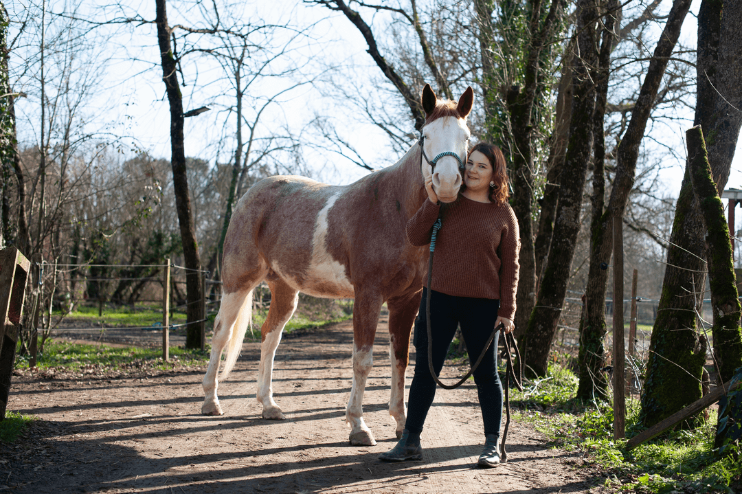 juste cheval paint horse et Céline Bescher équithérapeute de l'association osmose spécialisée en médiation animale et équithérapie