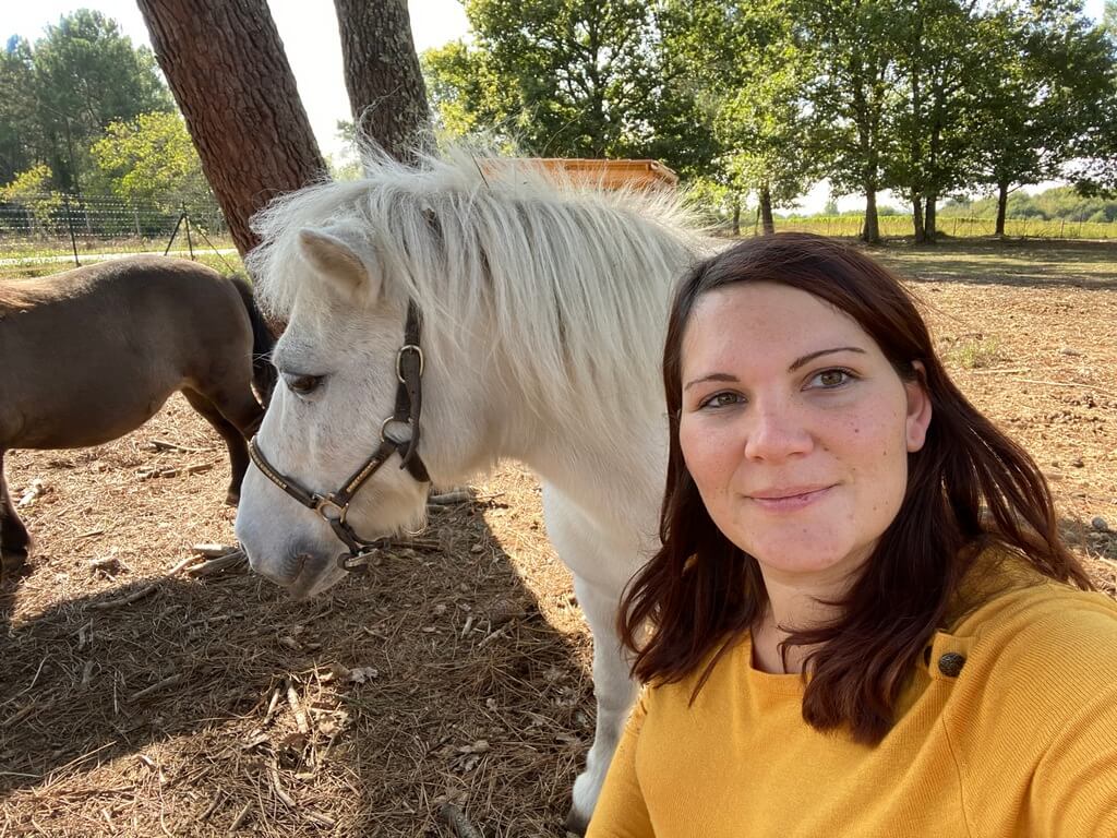 penny poney shetland et Céline Bescher équithérapeute de l'association osmose spécialisée en médiation animale